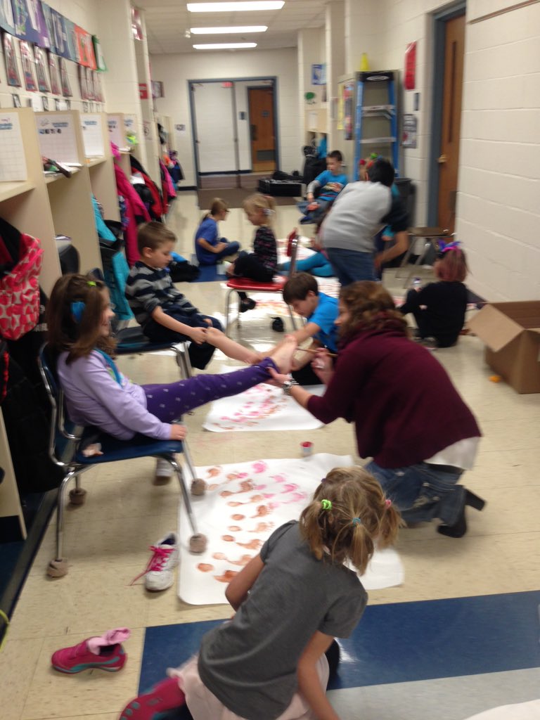 SummersClassWHS's tweet photo. First/fourth grade buddies - cooperation, communication = awesome turkey keepsake. 🦃 #WeAre44, #hammerschmidt44 https://t.co/SyWPq3PJtE