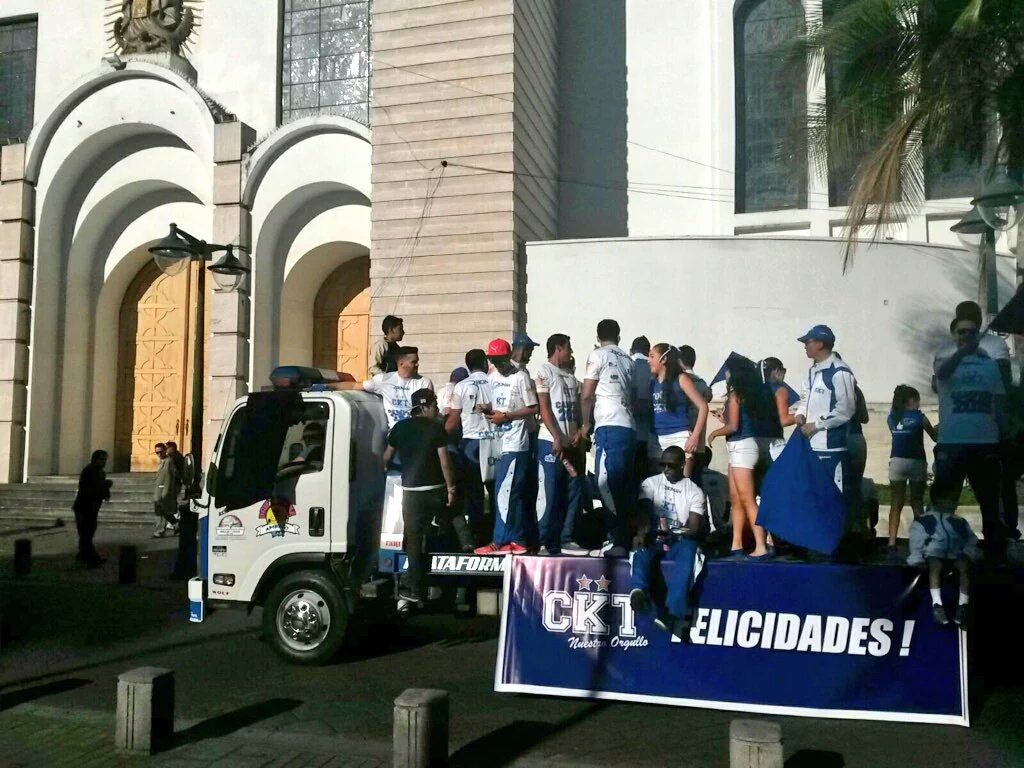 DieguitoalM's tweet photo. Así celebra @BaloncestoCKT en las calles de Ambato su campeonato @LigaBaloncesto 2015 https://t.co/bktZMZQY7c
