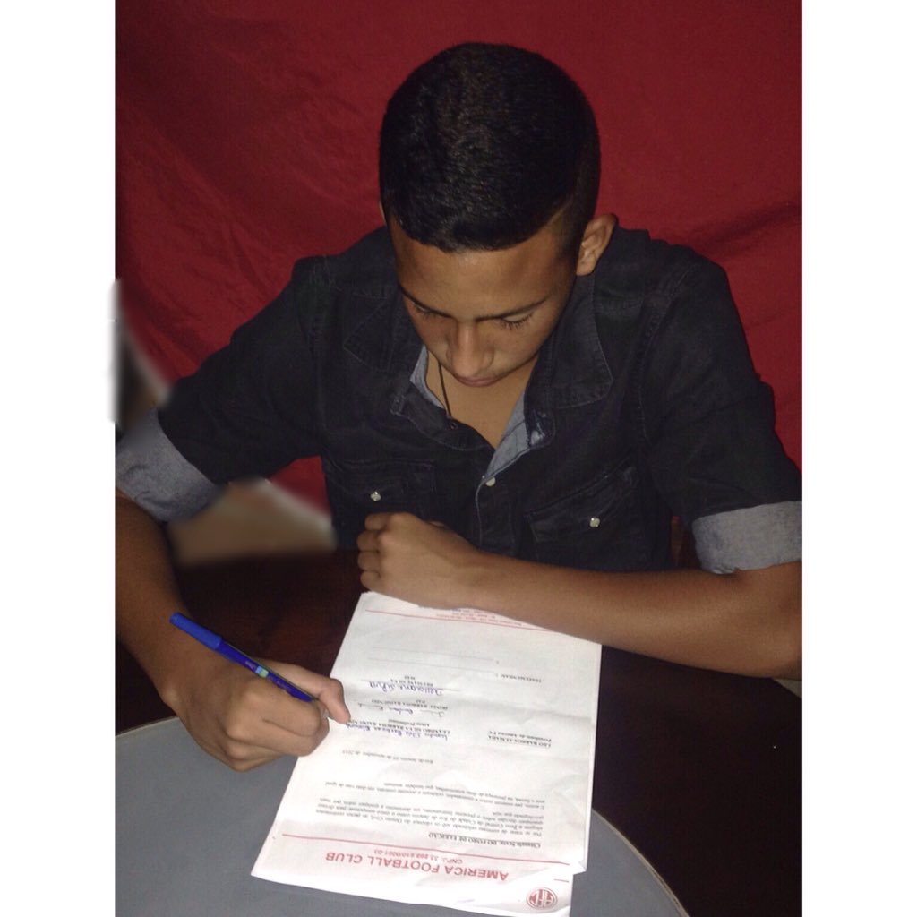 Leeandro_99's tweet photo. Hoje conclui mais uma etapa da minha vida, assinei meu primeiro contrato profissional, só tenho a agradecer a Deus!! https://t.co/1FYy02tl8J