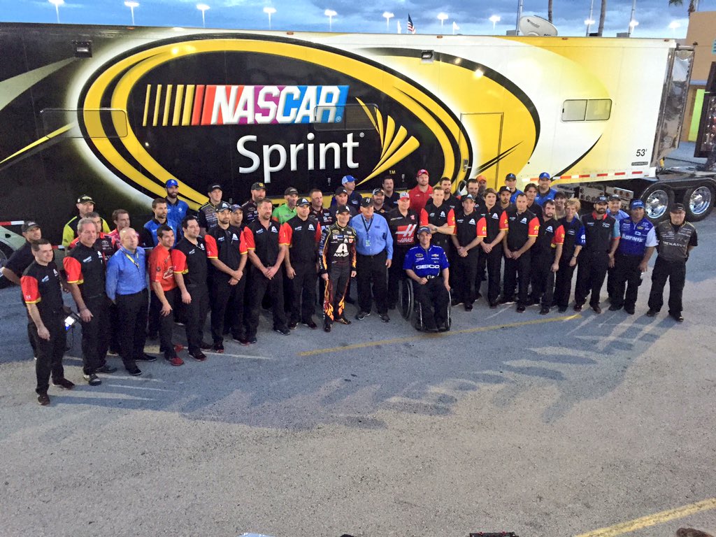 JeffGordonWeb's tweet photo. Photo with current &amp; former #24 team members in the @NASCAR garage at @HomesteadMiami. #NASCAR #24Ever #Team24 https://t.co/ypKtn4WXiv