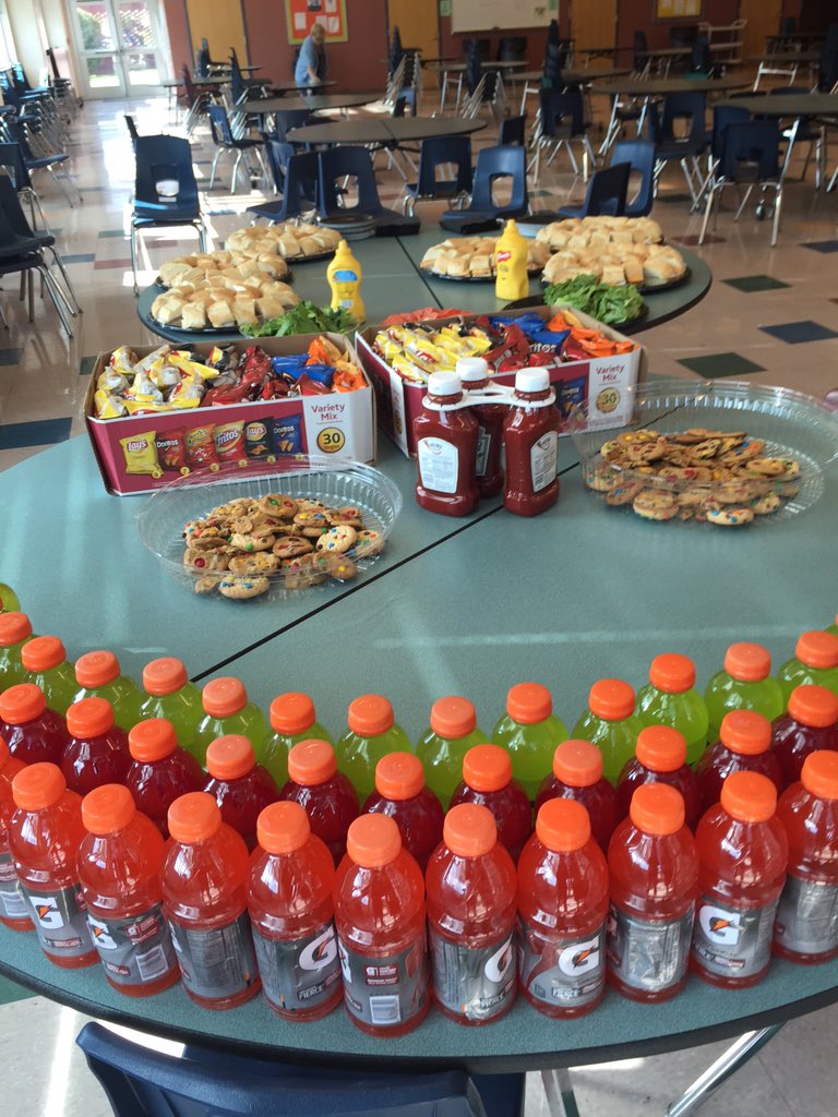 fcaNorthside's tweet photo. feeding our football players today! #NorthsideMonarchs https://t.co/GhOLs0f6b5