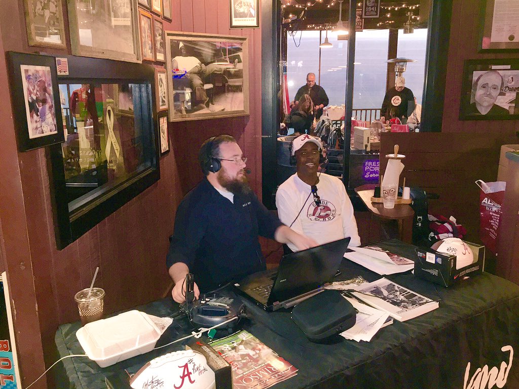 jkittkat's tweet photo. @TheGameWDGM @RyanCFowler with #KerryGoode at the #BamasBestForALS fundraiser. #TheBamaFamily loves you!🙏🏻💕 https://t.co/Z9wpgdpcQ6
