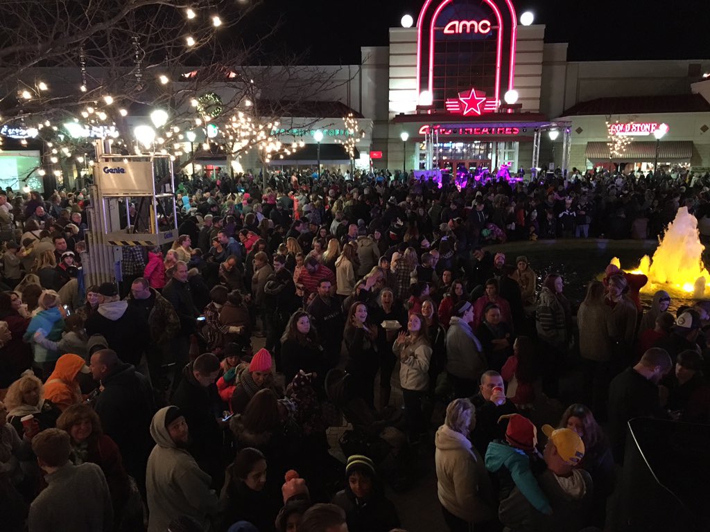 JamiefromWMAR's tweet photo. An hour to go look at the crowd @THEAVENUEatWM #LightingTree #SeeingSanta @ABC2NEWS https://t.co/EboCACvpwR