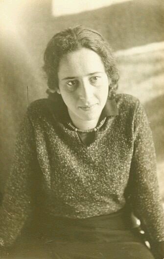 CasaLettori's tweet photo. La guerra non restaura diritti, ridefinisce poteri

Hannah Arendt https://t.co/EUvTIkFE9H