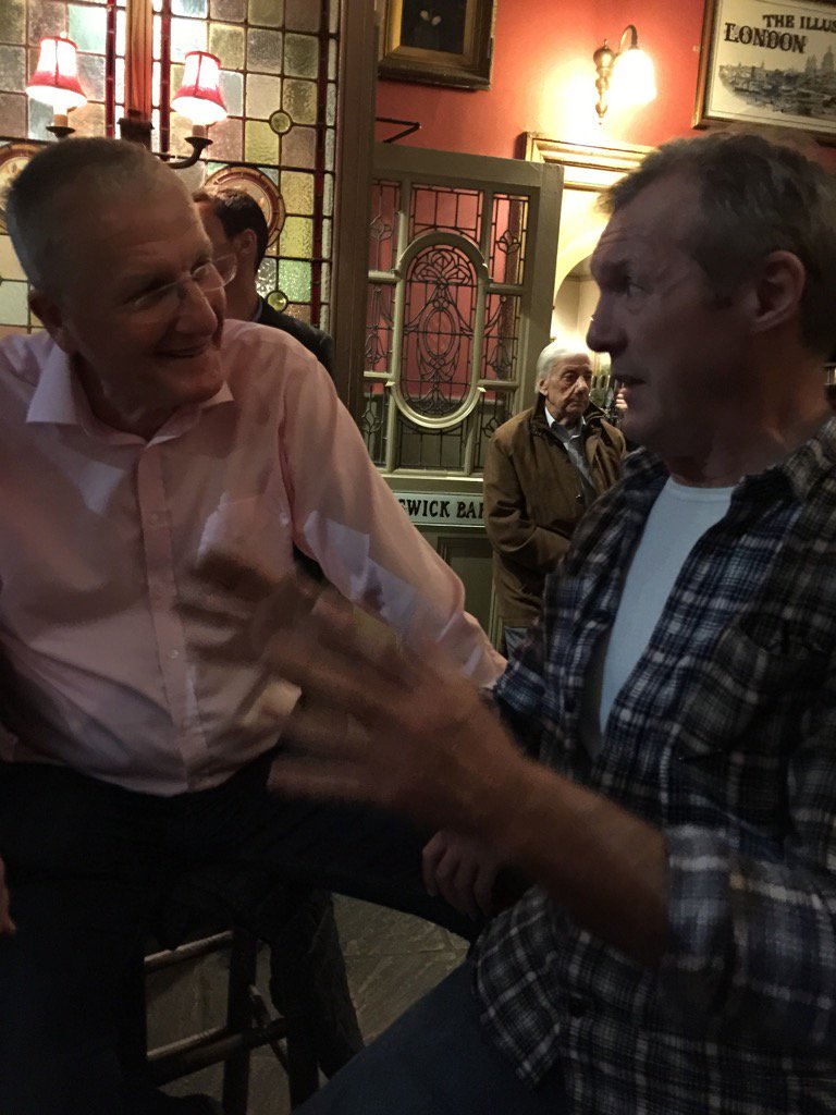 AwesomePubJobs's tweet photo. Ex All Black Gary Cunningham telling Pom cricket legend Bob Willis how we won RWC 2015. Beer tonight. Fantastic. https://t.co/2Uj4Gm968p