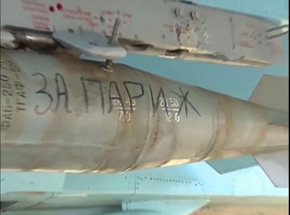 le_Parisien's tweet photo. Syrie : la Russie largue des bombes portant l'inscription «Pour Paris» https://t.co/2m4ADlszm0 https://t.co/ejP4EqqeTy