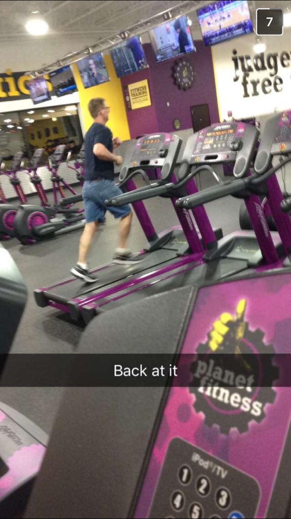 AlliMoreland's tweet photo. When you get pictures of your dad working out in jean shorts #getitdad #noshame https://t.co/VRBFj268Yy