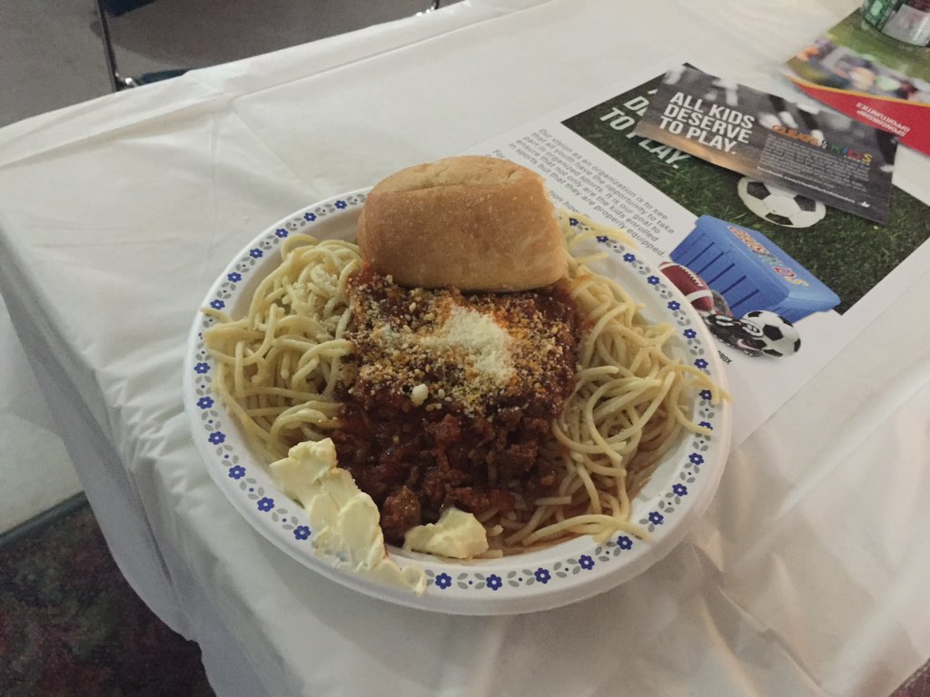 cleatsforkids's tweet photo. To sauce or not to sauce is the debate happening at this table #cleatsforkids https://t.co/6keIGLDgdU