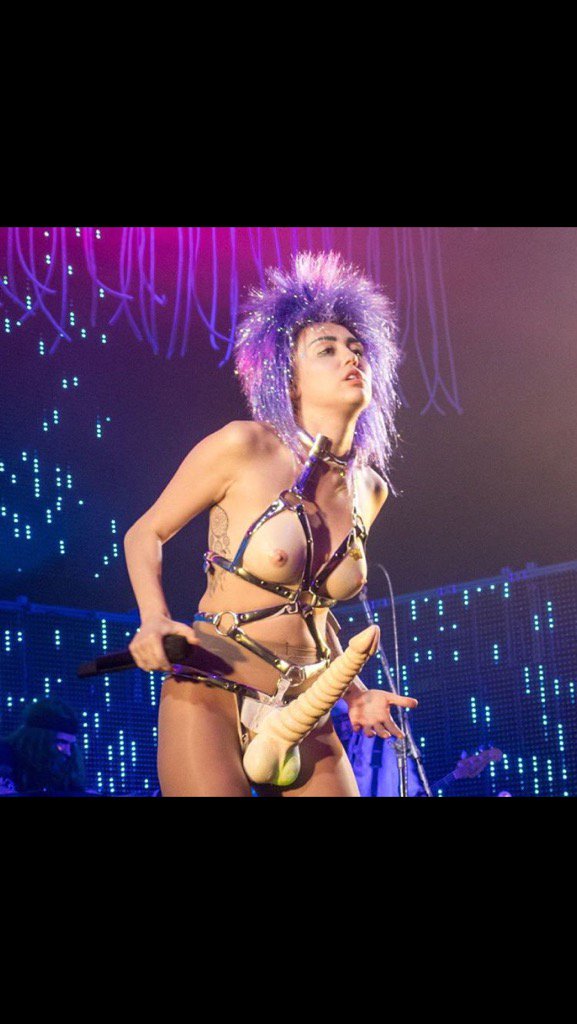 Bbr_music_'s tweet photo. Miley Cyrus is looking well these days. First time I've used the hashtag #dildoproblems π https://t.co/uXxGuQCOTV