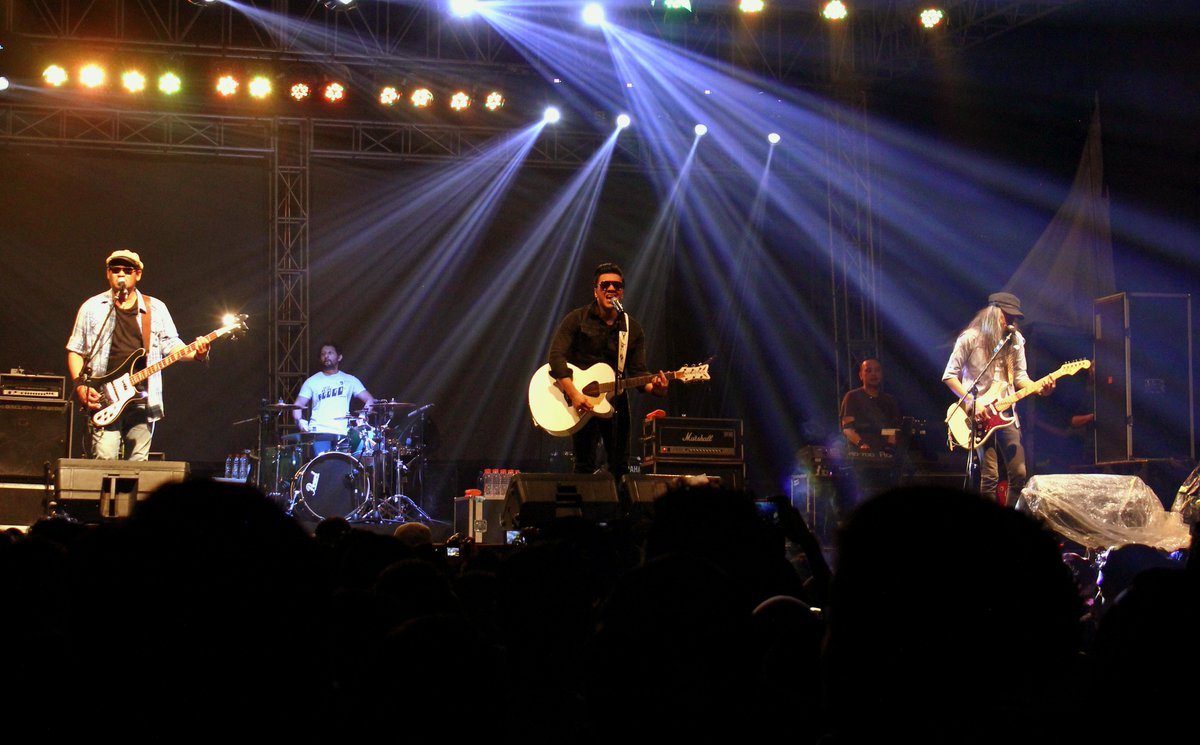 solo_event's tweet photo. .@Naifband di @classicarnival. #ClassiCarnival2015 https://t.co/Ggyem77a3L