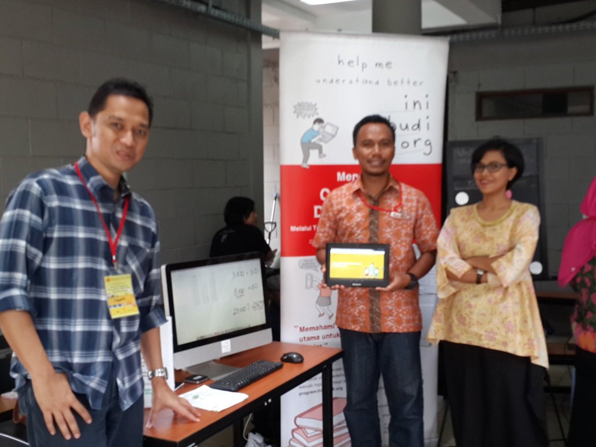 inibudiorg's tweet photo. Stanley dr @HekaLeka dan Mas @RendraAlmatsier di booth. Mrk adalah sukarelawan program #guruberbudi #TPN2015 https://t.co/9qBbbC6qnb
