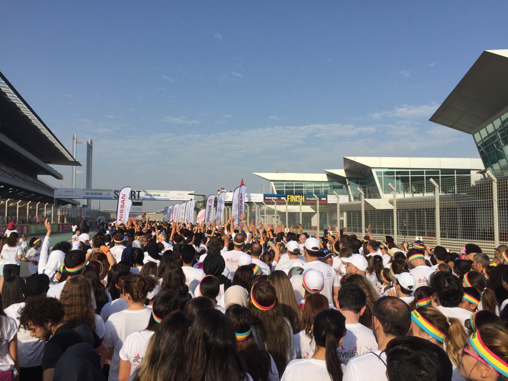 GeorgesSkaff1's tweet image. The Mexican wave #thecolorrunuae