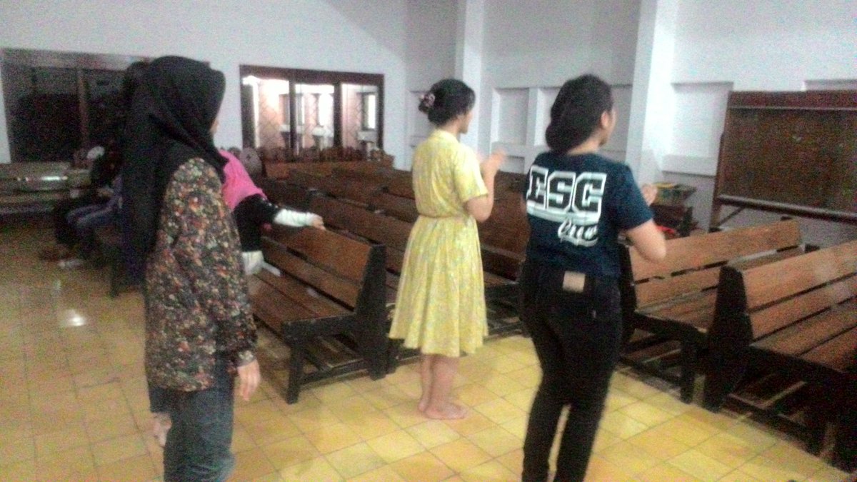 Wah, sudah h-1 nih teman2. Sekarang mereka lagi sibuk2nya prepare :)