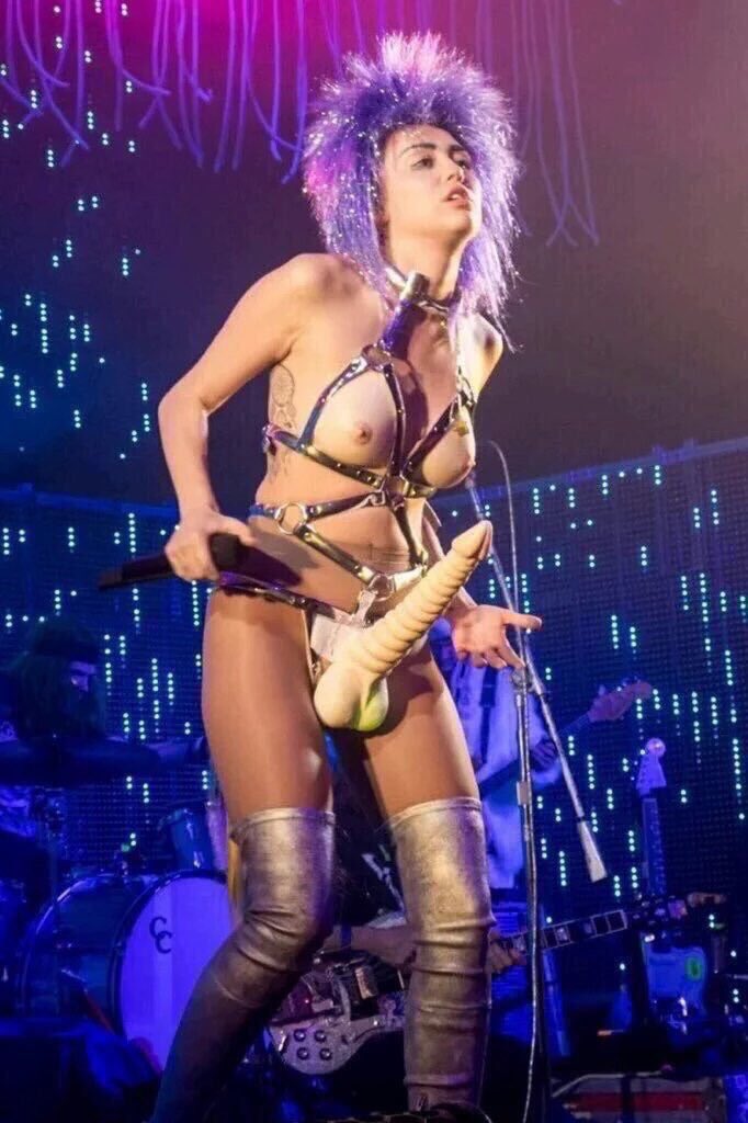 NATALIAMANNY's tweet photo. #pray4miley https://t.co/2lJAM4w5oc