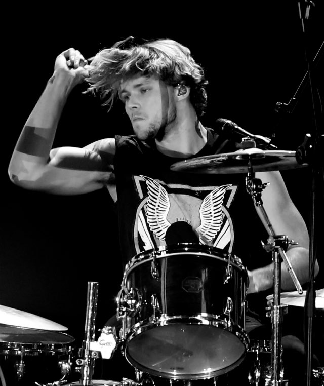 613saz's tweet photo. B&amp;W shots of ashton on the drums #MTVStars 5 Seconds Of Summer https://t.co/WMlkpNeNKy