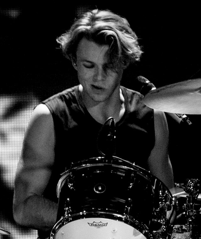 613saz's tweet photo. B&amp;W shots of ashton on the drums #MTVStars 5 Seconds Of Summer https://t.co/WMlkpNeNKy