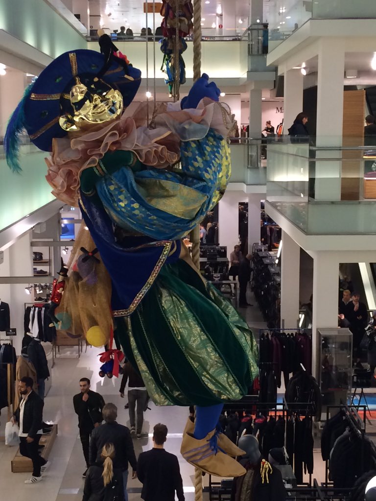 fablifestyle_'s tweet photo. In #Amsterdam the #festive season has started; beautiful decoration in #famous #department #store #DeBijenkorf https://t.co/miksAr39gY