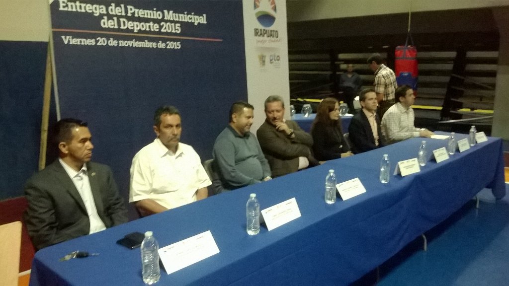 irapuatogob's tweet photo. @ortiz_irapuato @VictorZanella @LuisAGVal @GaboIntegral presentes en la Entrega del Premio Mpal del Deporte 2015. https://t.co/i2nnBaLrzg