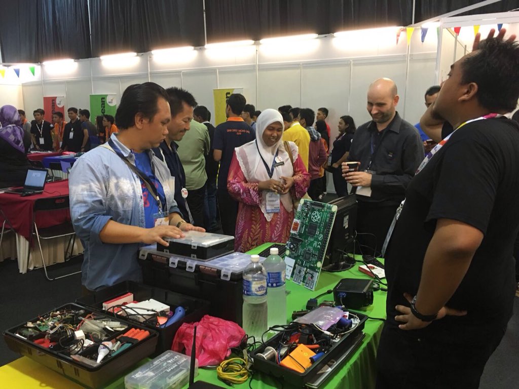 rekastudios's tweet photo. Visited by Raspberry Pi certified educator at #codeasean #1AES2015.

#rekastudios #REKA #enginecluster https://t.co/fYctoJo75Y