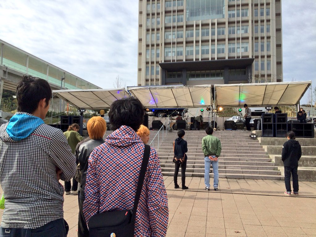 kyudaisai's tweet photo. ウエストステージ（理学部棟の前）では、二日間ぶっ通しでバンド系団体さん達のライブ演奏！今日のタイムテーブルはガイドブックの19,20ページです。め、めちゃめちゃかっこいい…！ https://t.co/ZjM0Akllfw