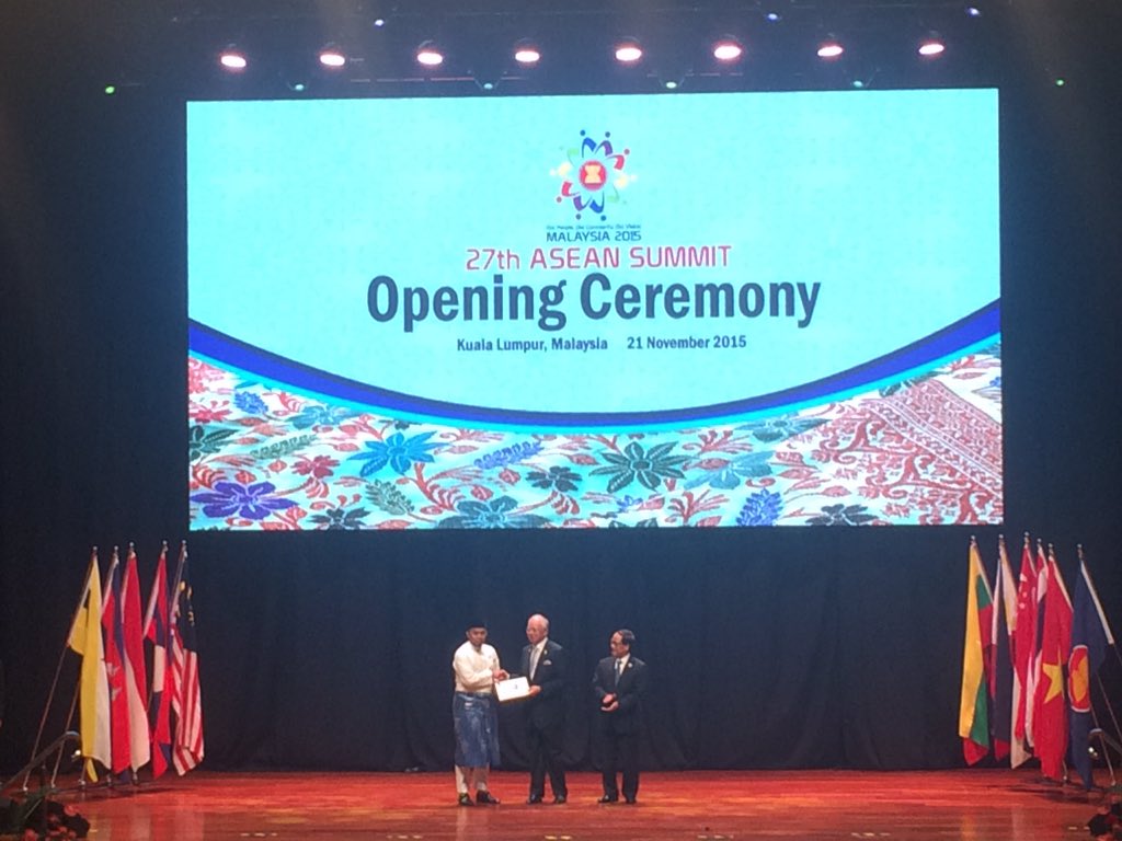 faizolmk's tweet photo. Handing Over the #AYLS2015 Youth Manifesto for ASEAN to the Honourable Prime Minister of Malaysia https://t.co/3QgYPYhEDN