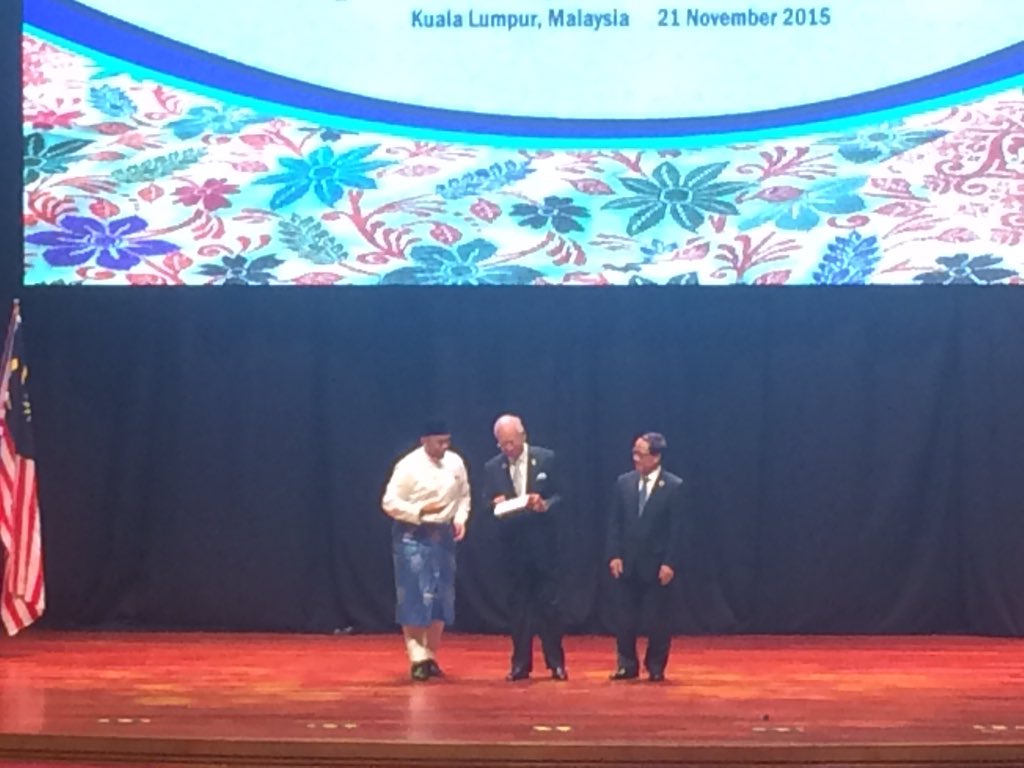 faizolmk's tweet photo. Handing Over the #AYLS2015 Youth Manifesto for ASEAN to the Honourable Prime Minister of Malaysia https://t.co/3QgYPYhEDN
