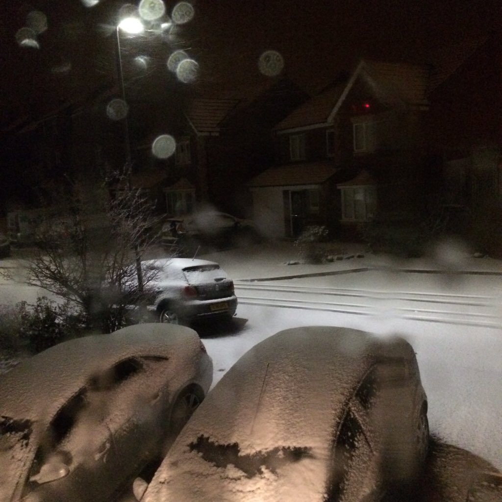 WelbyDrive's tweet photo. Still snowing...getting thicker! https://t.co/kU9WIH00v5