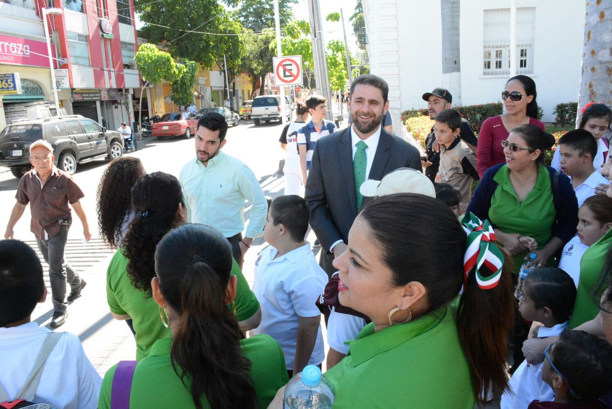 GomerMonarrez's tweet photo. Saludando a niños del CAM #45 después de su desfile y donde pronto estaremos gestionando por ellos!!! https://t.co/1eRlm2cAYE