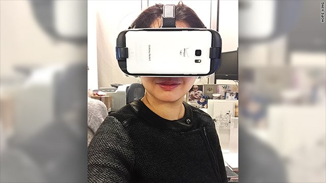 CNNBusiness's tweet image. What it's like to spend an evening with the Samsung Gear VR: cnnmon.ie/1Qzapyu By @lisahopeking
