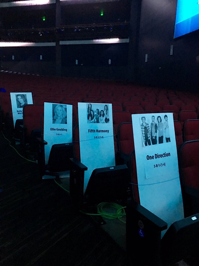 #Directioners! #Harmonizers! Your favs are sitting right next to each other. 🙌🏼 #AMAs
