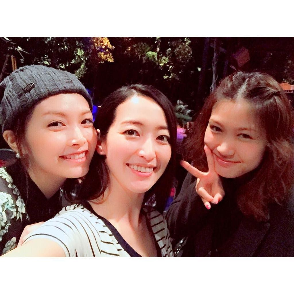 natsuhi0713's tweet photo. 佐藤めぐみちゃんとMinailの新井はるかちゃんが来てくれたー😝❤️美人2人に囲まれてドキドキだわ！！
素敵な笑顔♡#あっ地球toこっ地球 #佐藤めぐみ #Minail #新井はるか https://t.co/1XXo8ajtBI https://t.co/QP52PBBSQk
