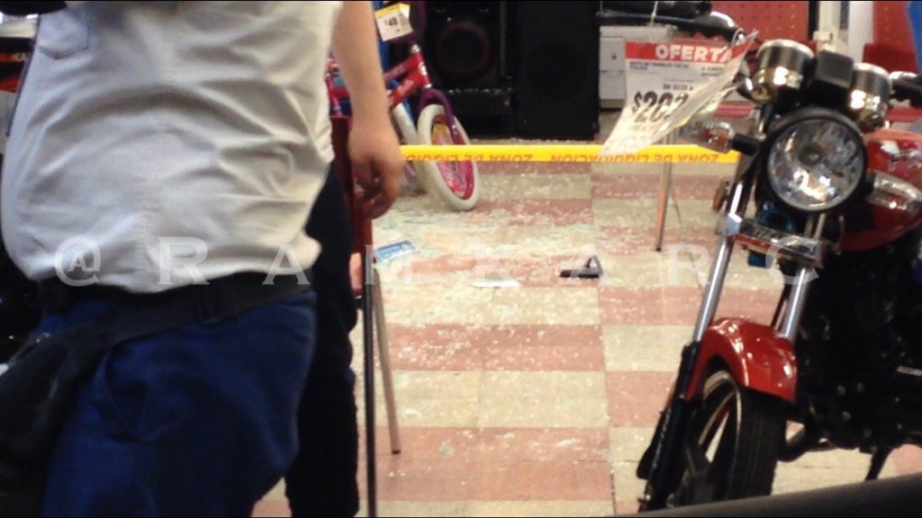 Asaltan Elektra por mercado Jamaica - CUTSnZsVAAAclKq