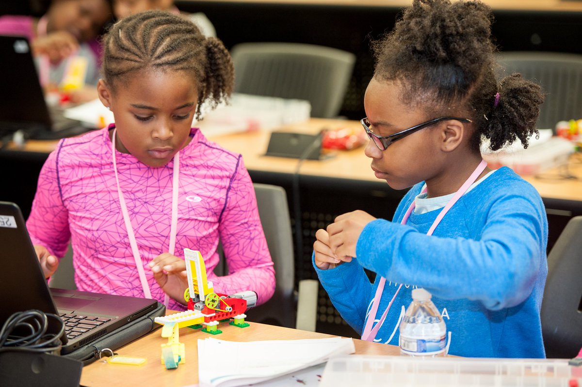 BlackGirlsCode's tweet photo. We all do this because we love our tech divas! They are the future and folks the future is BRIGHT! #BGCATLRobotExpo https://t.co/l6RPCnaW3x