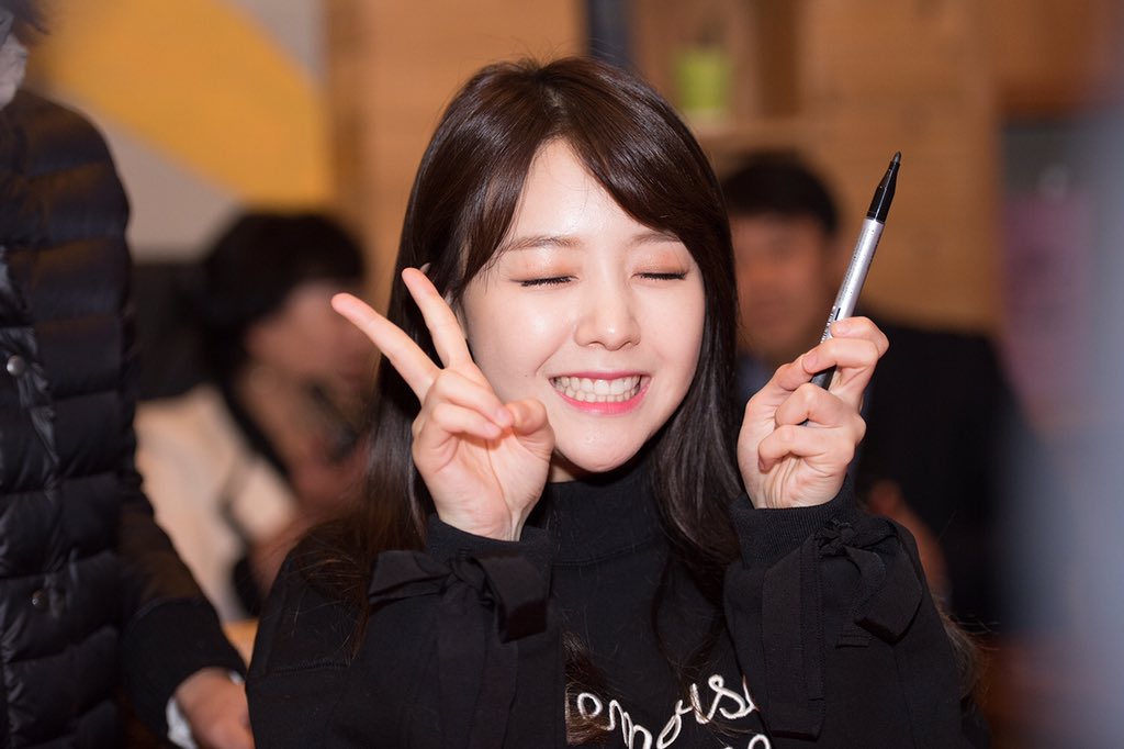 컴퓨터가 상태가 괜찮았으면 컴터로 올렸을테지만 ㅠㅠ 훌랄라 싸인회 원본