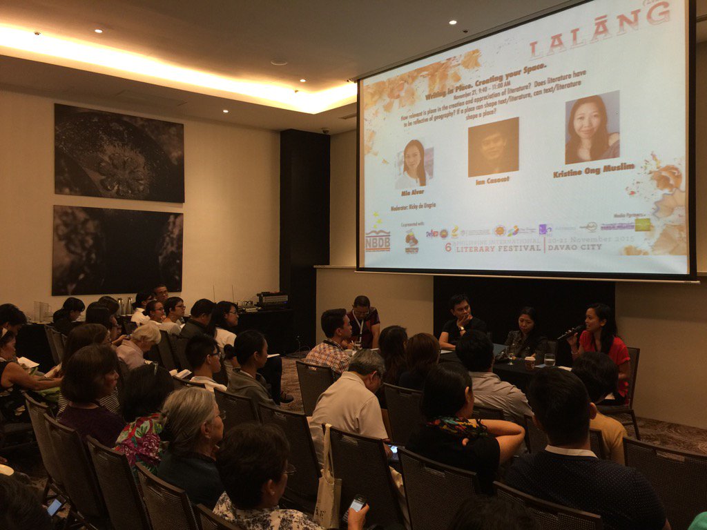 codemeetprint's tweet photo. Packed house for the "Writing in Place" panel ft. @MiaAlvar @kristinemuslim @sandwichspy at #6thPILF via @NBDB_PHIL https://t.co/XIag622x39