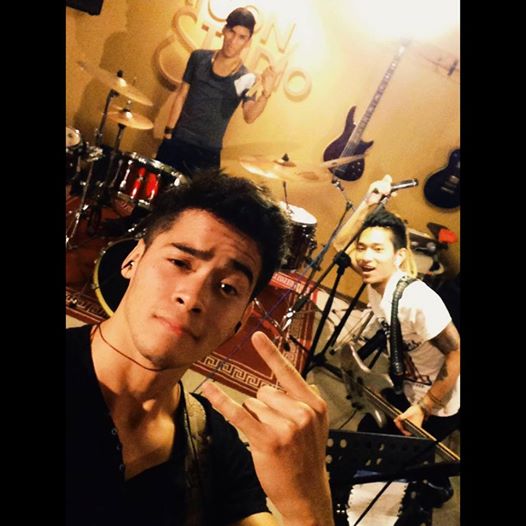 FCOAction_Amber's tweet photo. #DosPalabras Amber Musica
Banda peruano genero pop rock , nuevo EP ganador de lima rockea 2015 https://t.co/s1qMKXlYoP