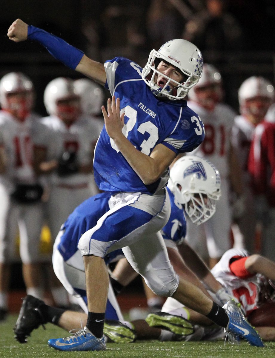 dlephotography's tweet photo. Great game between @WeAreDanvers and @MHSRedRaiders tonight #D3StateSemis https://t.co/awouJSVu8N