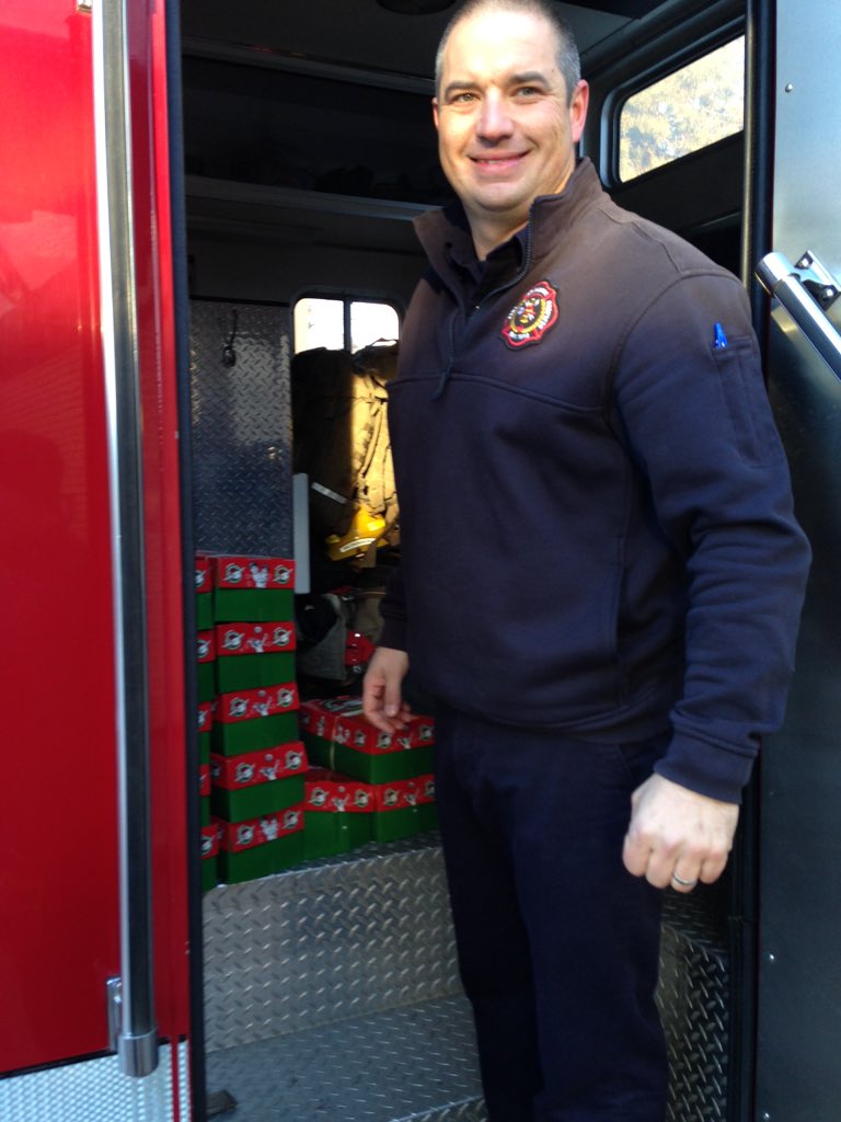 BrendaVanderme2's tweet photo. Thank you #firefighters for picking up our 400+ #OCC2015 @LeoNickerson @StAlbertPublic #students #helpothers https://t.co/HvQ73YEtW2