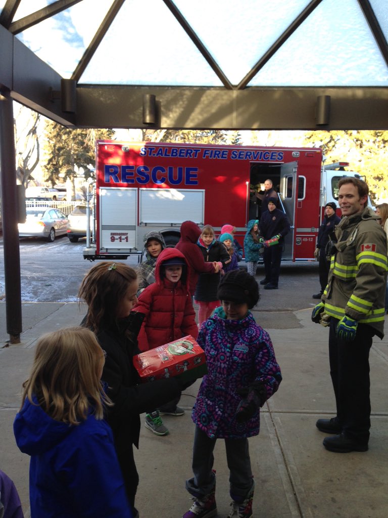 BrendaVanderme2's tweet photo. Thank you #firefighters for picking up our 400+ #OCC2015 @LeoNickerson @StAlbertPublic #students #helpothers https://t.co/HvQ73YEtW2
