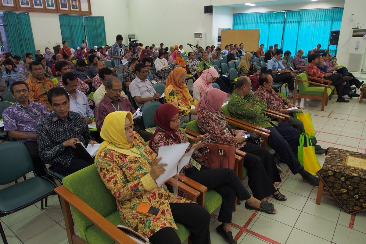 Suasana kemeriahan #Semnassosek2015 di auditorium Fakultas Pertanian UGM <a href="/kmsepUGM/">KMSEP UGM</a> <a href="/demafaperta/">Dema Faperta UGM</a> <a href="/UGMYogyakarta/">UGM</a>