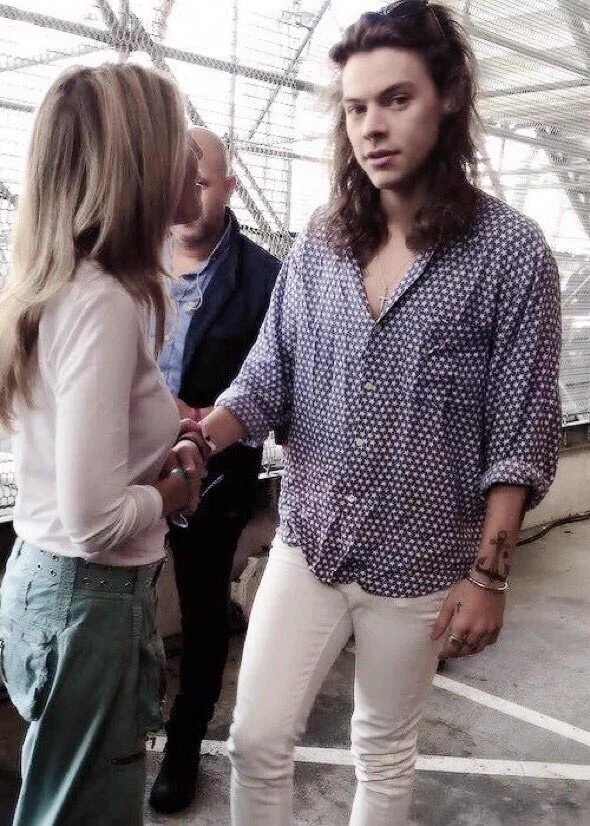 nixxllcute's tweet photo. harry usando pantalones blancos es una bendición para mi vida https://t.co/Ma9D5JKwMI