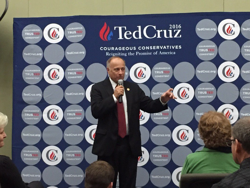 alexis_levinson's tweet photo. Steve King stumps for Ted Cruz at a reception after the Family Leader event. #pff2015 https://t.co/3GFpj12CSs