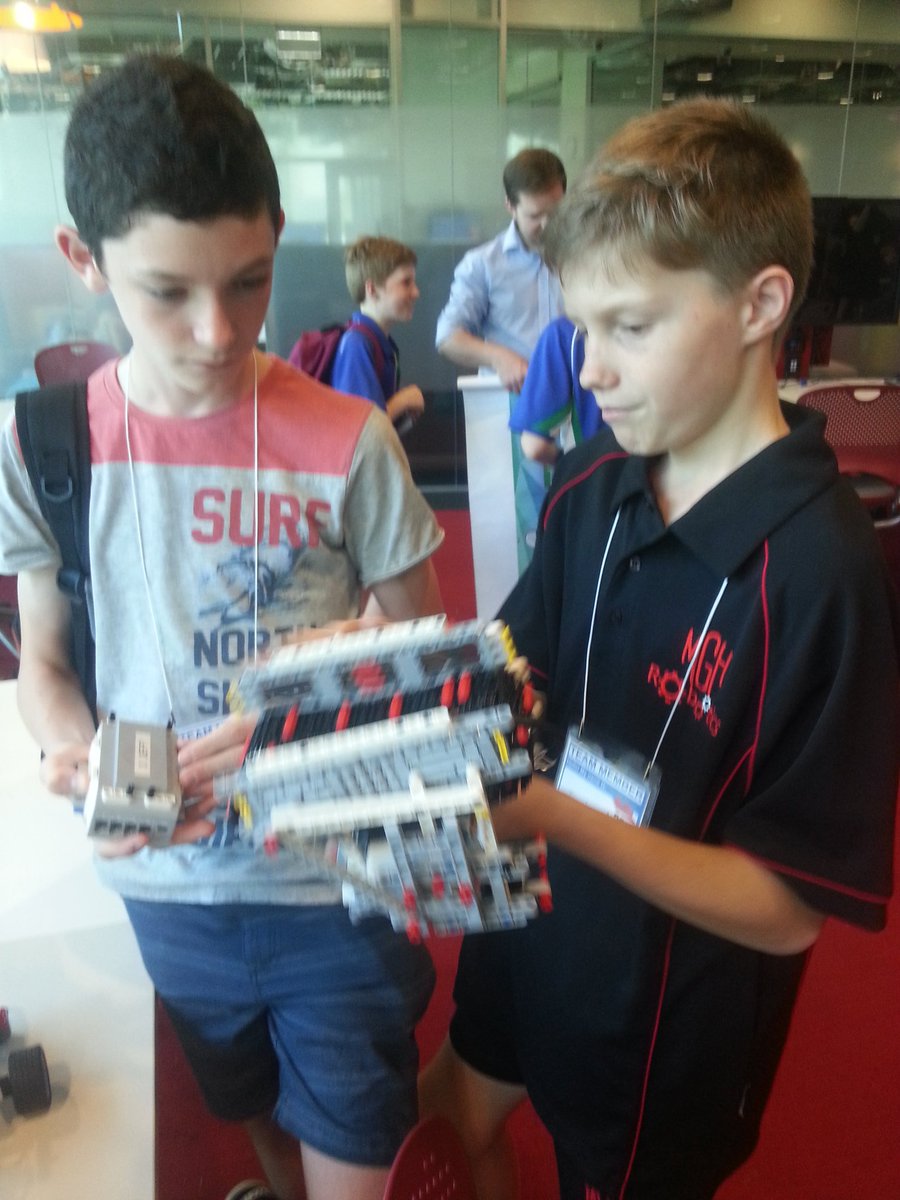 @QUTTheCube #FIRSTLEGOLeague  sharing ideas with others. Like it.