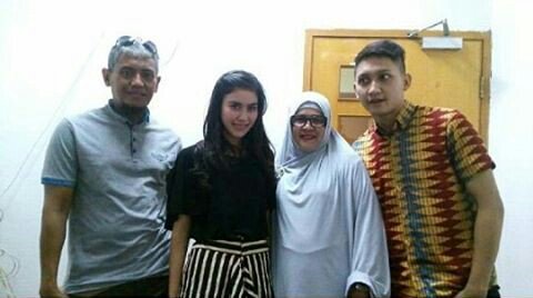 citra_js's tweet photo. Sudah seperti keluarga besar aja @JuanBenedict @RealSyahnazS https://t.co/77OqdiC5os