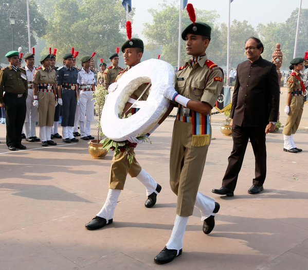 ETDefence's tweet photo. #DefenceSecretary #GMohanKumar pays homage at Amar Jawan Jyoti to mark the 67th anniversary of #NCC (MoD) https://t.co/gvxErT8wtn