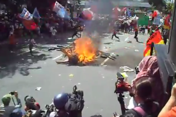 PersonalEscrito's tweet photo. Protests continue in #Manila as world leaders meet on final day on #APEC summit https://t.co/ppsTsrAwYa #PHFightAPEC https://t.co/gFWukzB0ns