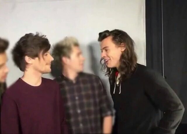 _WildHoran's tweet photo. Ils sont tellement cute ensemble ( on peut voir un Niall sauvage encore au milieu msk ) @larrymoments_fr https://t.co/8mWPM5ND45