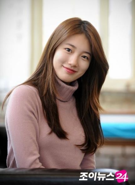 TheDramaKorea's tweet image. Dalam sebuah wawancara, Bae Suzy mengaku menonton "Reply 1988" karna itu adalah drama yang menyentuh &amp;amp; menyenangkan.