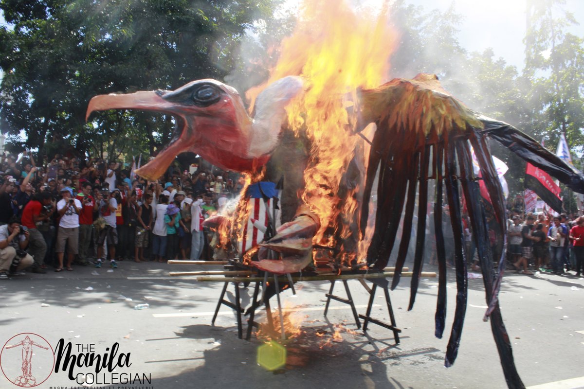 mkule's tweet photo. Nobyembre 19: Sinunog ng mga raliyista ang effigy ng isang agila na sumisimbolo sa imperyalistang US. #JunkAPEC https://t.co/RqNvSmOfh2