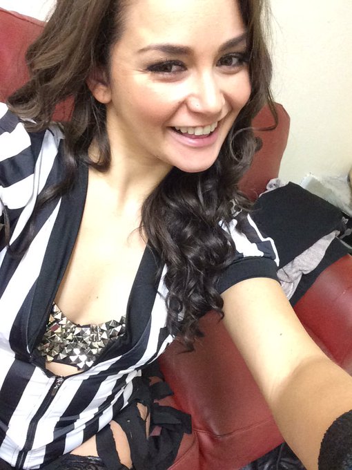 About to do show number 1..... Don't miss out on this #tgif ... Get to @CrazyHorseSF https://t.co/0G<a href="/tag/tgif"class="tags"><span>#tgif</span></a>